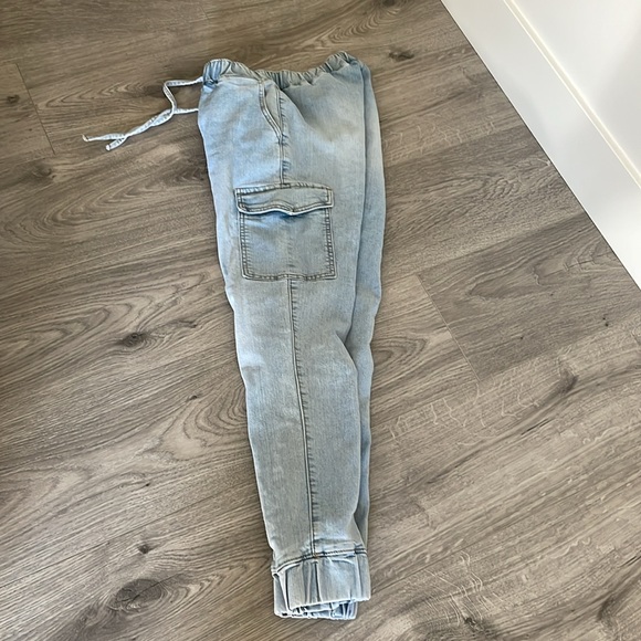 Almost Famous Light blue Cargo Pull on jeans with elasticized cuffs. - Picture 8 of 9